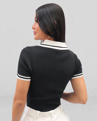 Blusa tejida manga corta con cuello y oso al lado