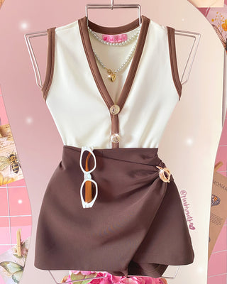 Blusa sin Mangas con Franjas Café y 4 Botones