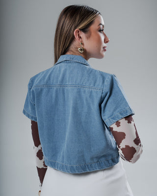 Blusa Corta de Jean en Tono Claro con Bolsillos