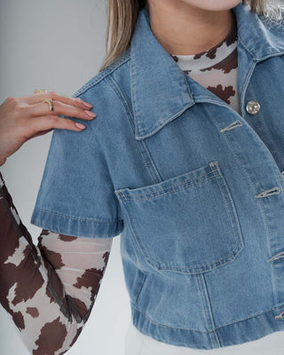 Blusa Corta de Jean en Tono Claro con Bolsillos