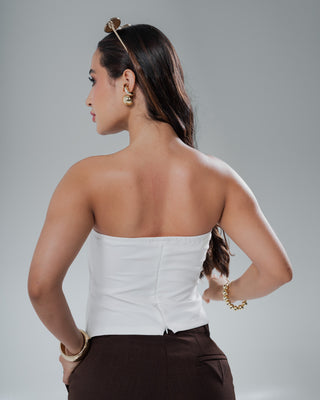 Blusa Blanca Straple Drapeada de Corte Asimétrico