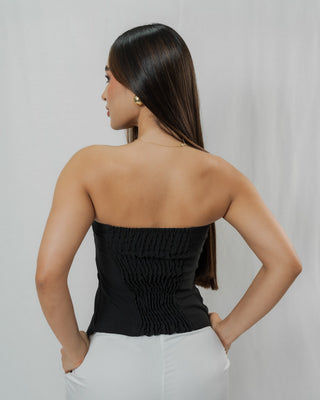 BLUSA NEGRA STRAPPLE CON CORTE DIAGONAL DE 4 BOTONES