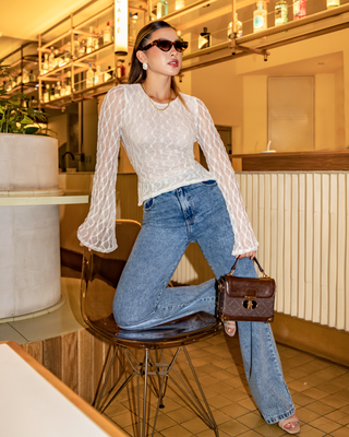 BLUSA BLANCA DE ENCAJE CON MANGA CAMPANA Y ESCOTE ATRAS