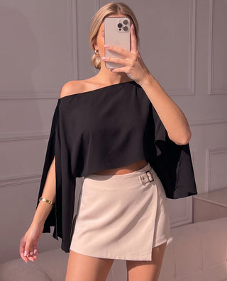 FALDA SHORT BEIGE CON TAPA CRUZADA Y HEBILLA AL LADO
