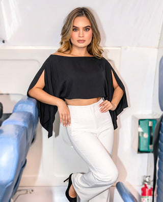 BLUSA NEGRA ANCHA TIPO CAPA