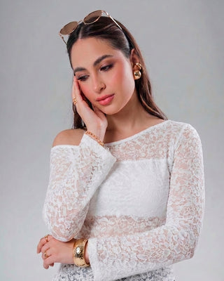 BLUSA BLANCA DE ENCAJE Y MANGA LARGA CON PICO AL LADO
