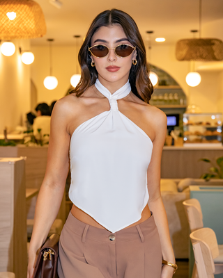BLUSA BLANCA EN PUNTA CON NUDO DE AMARRAR EN CUELLO