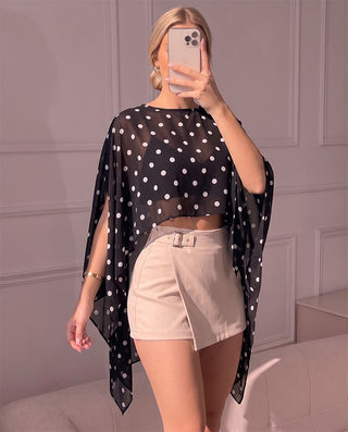 BLUSA ESTAMPADA  LARGA TIPO CAPA CON CIRCULOS BLANCOS