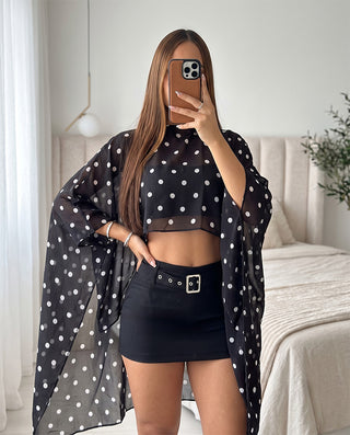 BLUSA ESTAMPADA  LARGA TIPO CAPA CON CIRCULOS BLANCOS