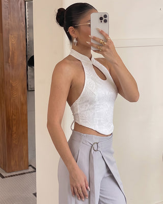 Blusa Blanca Bordada con Cuello Alto, Abertura Frontal y Espalda Descubierta