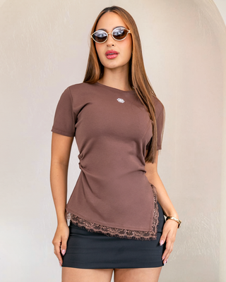 BLUSA CAFE TIPO CAMISETA DE ENCAJE ABAJO