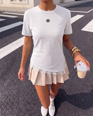 BLUSA BLANCA TIPO CAMISETA DE ENCAJE ABAJO