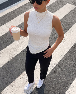 BLUSA BLANCA DE ENCAJE MANGA SISA ABAJO EN PICO