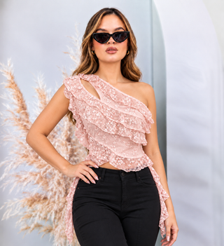 BLUSA ROSADA DE ENCAJE CON UN SOLO HOMBRO Y BOLEROS