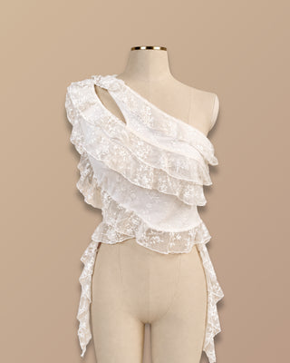 BLUSA BLANCA DE ENCAJE CON UN SOLO HOMBRO Y BOLEROS