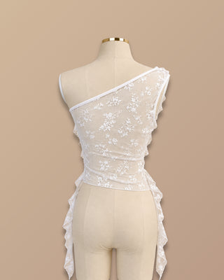 BLUSA BLANCA DE ENCAJE CON UN SOLO HOMBRO Y BOLEROS