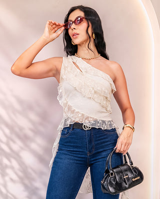 BLUSA BLANCA DE ENCAJE CON UN SOLO HOMBRO Y BOLEROS