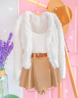 Chaqueta blanca, corta peluda y esponjosa