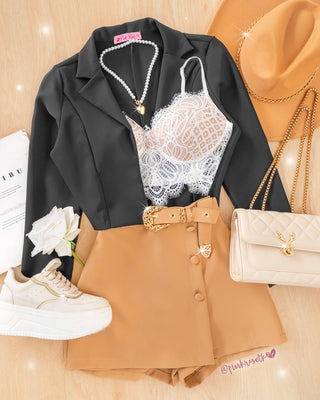 Falda short camel con tapa, botones forrados y hebilla texana
