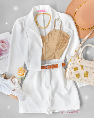 Falda short blanca con tapa y cinturón marrón