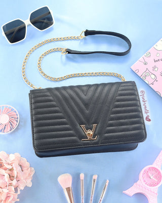 Bolso negro LV, correa cadena dorada