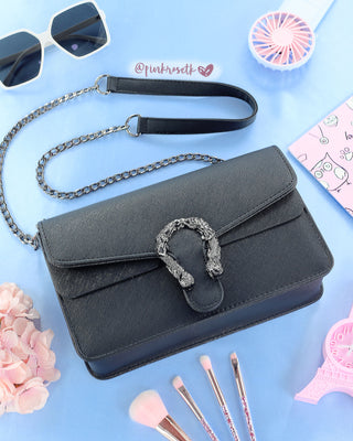 Bolso negro con herraje gris oscuro sirena