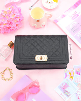 Bolso negro herraje y cadena dorada