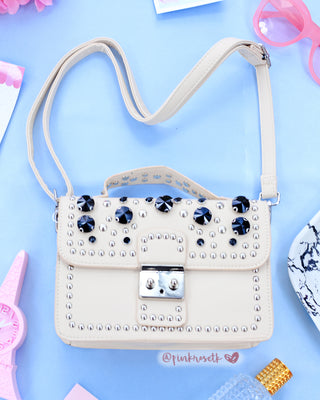 Bolso camel con aplique de pedrería negra y taches