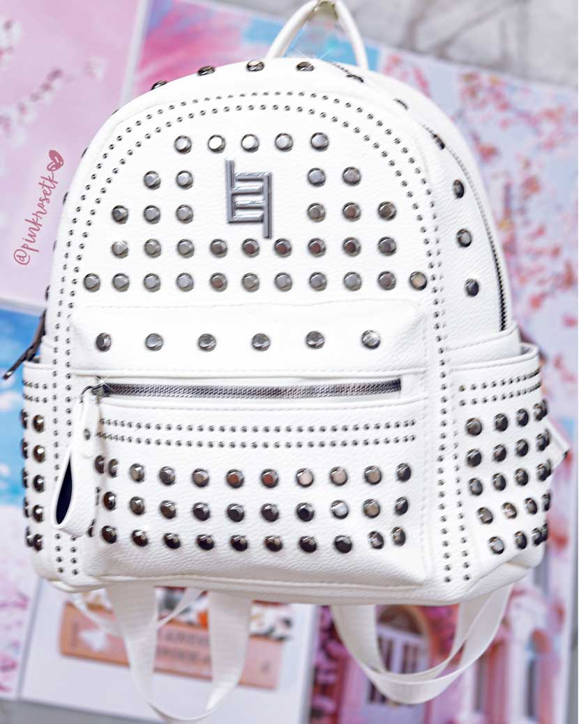 Bolso tipo morral de taches redondos