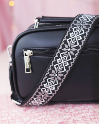 Bolso tipo cartera con líneas marcadas
