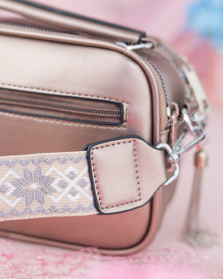 Bolso tipo cartera con líneas marcadas