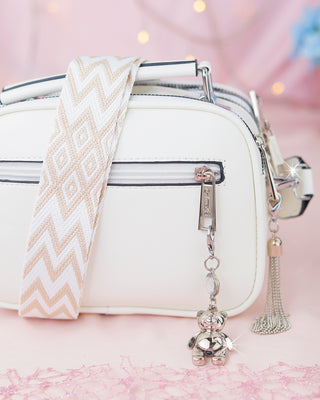 Bolso tipo cartera con líneas marcadas