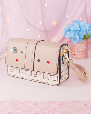Bolso cuadrado con taches de corazones y picas