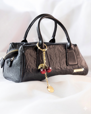 BOLSO NEGRO TIPO CARTERA CON LLAVERO DE CEREZAS