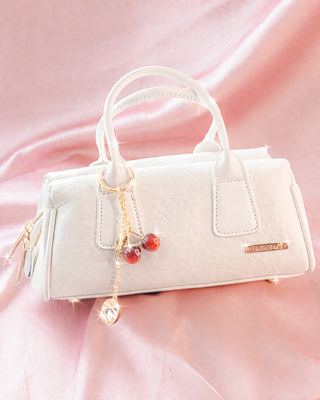 BOLSO BLANCO TIPO CARTERA CON LLAVERO DE CEREZAS