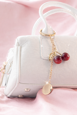 BOLSO BLANCO TIPO CARTERA CON LLAVERO DE CEREZAS