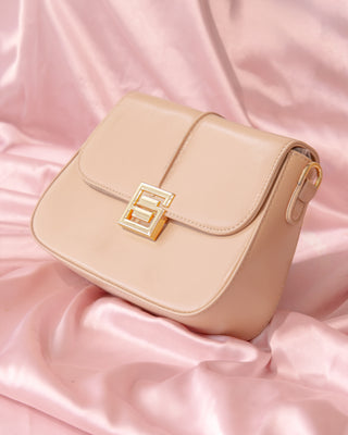 Bolso Clásico Beige con Broche Metálico