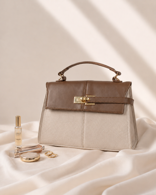 BOLSO BEIGE CUADRADO CON TAPA Y BROCHE DORADO