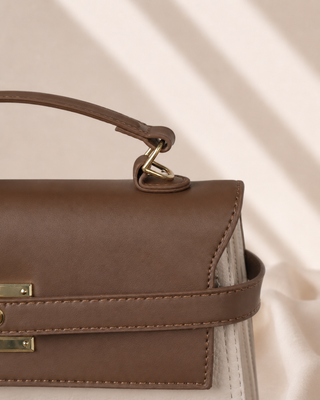 BOLSO BEIGE CUADRADO CON TAPA Y BROCHE DORADO