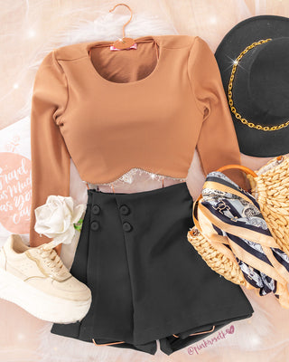 Blusa café en rib manga larga con aplique brillantes