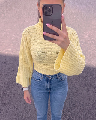 BUZO AMARILLO TEJIDO ANGOSTO DE CINTURA CON MANGA ANCHA