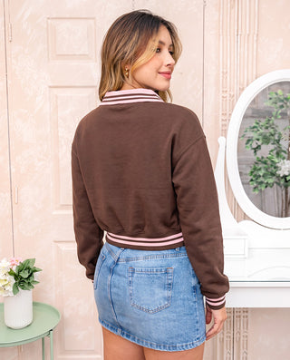 Buzo Café con Cuello tipo Polo, vista frontal — Pink Rose