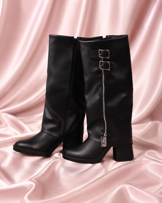 BOTA NEGRA CON PAPUCHA CREMALLERA Y 2 HEBILLAS