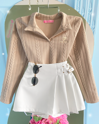 Falda short con tablas y doble correa al lado