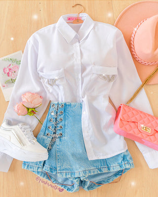 Blusa camisera blanca con apliques brillantes en los bolsillos