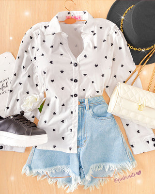 Camisa blanca larga de corazones negros