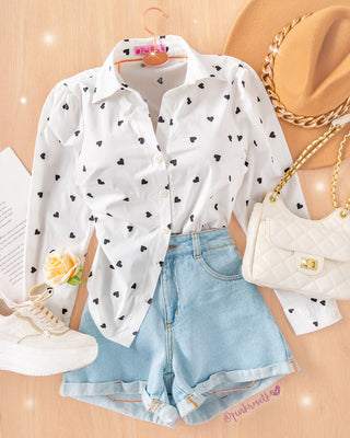 Camisa blanca larga de corazones negros