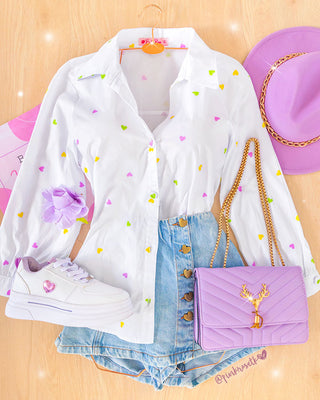 Camisa blanca larga de corazones multicolor