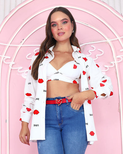 Camisa blanca estampado besos love crop top por debajo