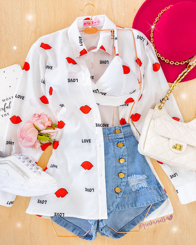 Camisa blanca estampado besos love crop top por debajo